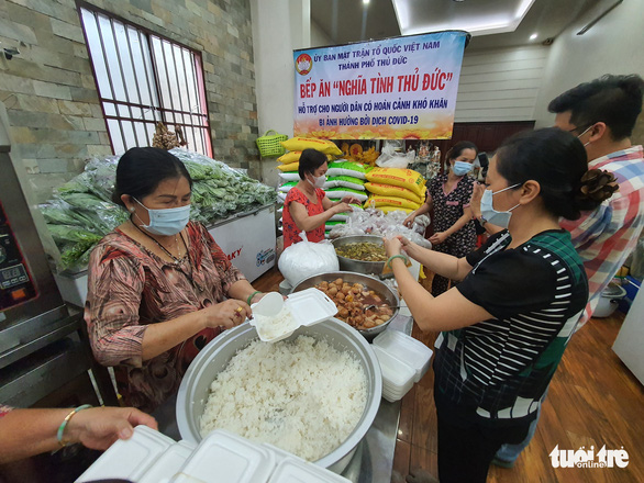 800 suất cơm nghĩa tình trao tận tay chú vé số, cô ve chai, bác xe ôm - Ảnh 2.