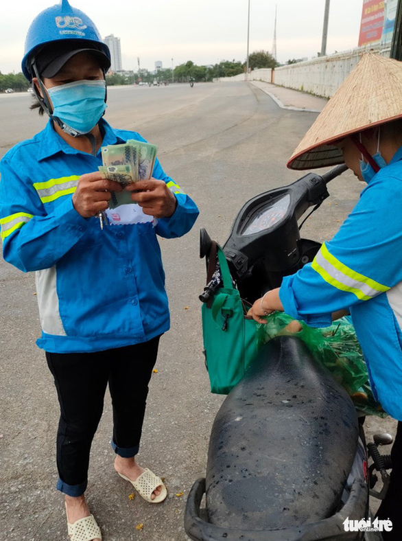 Công nhân môi trường bị nợ lương được tặng tiền, hỗ trợ chỗ ở, khám bệnh - Ảnh 2.