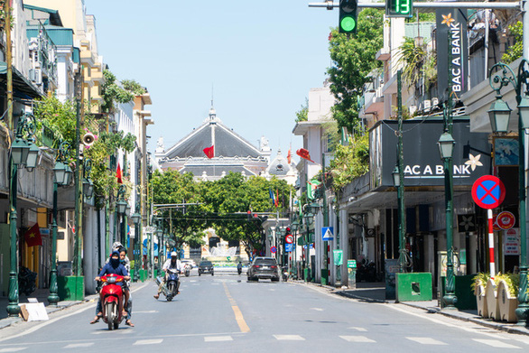 Nắng nóng quay trở lại Bắc Bộ, Trung Bộ tiếp tục nóng kéo dài - Ảnh 1.