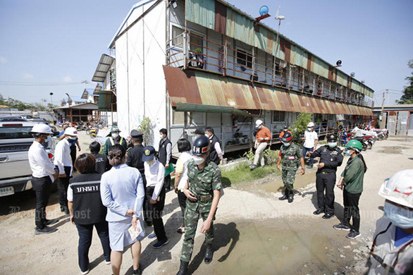Thái Lan điều quân đội giam lỏng công nhân xây dựng ngăn dịch lây lan - Ảnh 1.