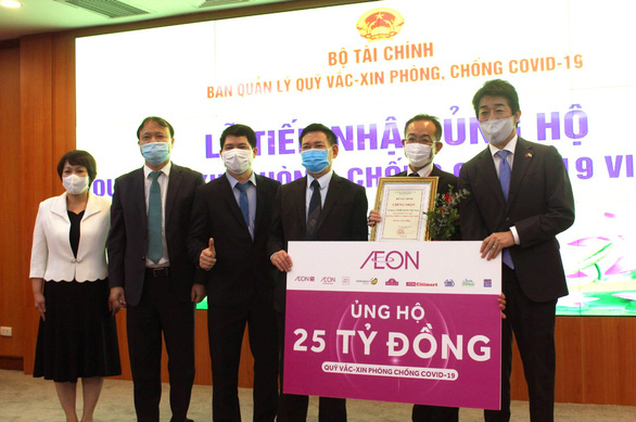 Tập đoàn AEON trao 25 tỉ đồng đóng góp vào quỹ vắc-xin phòng chống COVID-19 của Việt Nam - Ảnh 1.