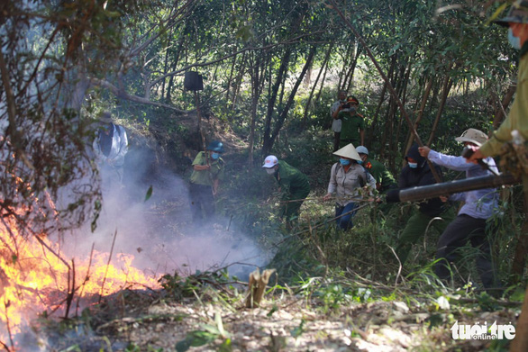 Cháy rừng cạnh doanh trại quân đội, Huế huy động gần 1.000 người chữa cháy - Ảnh 8.