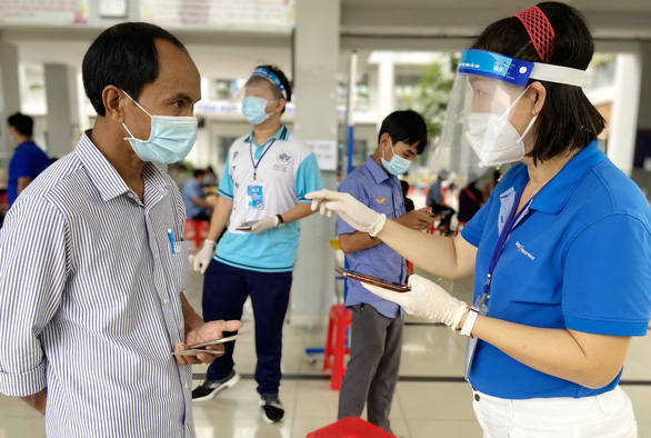 Mùa hè tình nguyện chống dịch, sẵn sàng kiêm luôn... vai tài xế - Ảnh 1.