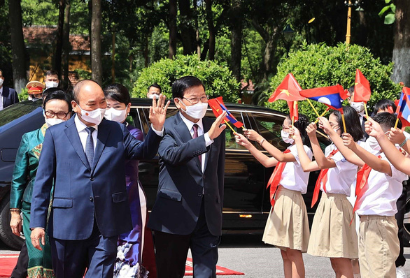 Tổng bí thư, Chủ tịch nước Lào bắt đầu thăm hữu nghị chính thức Việt Nam - Ảnh 3.