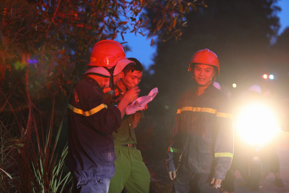 Trắng đêm dập lửa cháy rừng ở Thừa Thiên Huế - Ảnh 3.