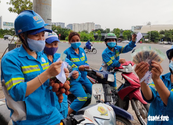 Kêu gọi hơn 1,6 tỉ đồng giúp 200 công nhân dọn rác bị nợ lương 6 tháng qua ở Hà Nội - Ảnh 1.
