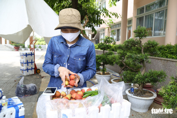 Người Đà Nẵng mua cả xe hơi vải thiều giúp nông dân Bắc Giang - Ảnh 2.