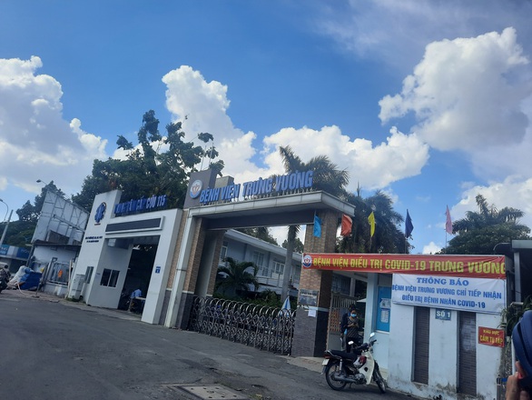 TP.HCM: số ca mắc COVID-19 vượt 4.000, 55/130 bệnh viện có trường hợp F0 đến khám - Ảnh 1. TP.HCM: số ca mắc COVID-19 vượt 4.000, 55/130 bệnh viện có trường hợp F0 đến khám - Ảnh 1.