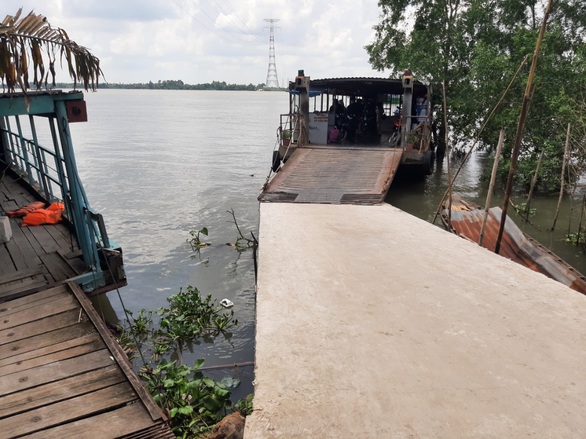 Hậu Giang ra văn bản ‘ngăn sông’, hàng trăm công nhân than trời - Ảnh 2. Hậu Giang ra văn bản ‘ngăn sông’, hàng trăm công nhân than trời - Ảnh 2.