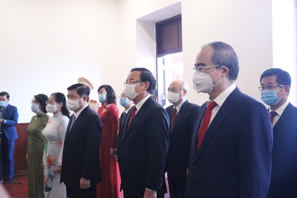 Lãnh đạo TP.HCM dâng hương tưởng niệm Chủ tịch Hồ Chí Minh - Ảnh 2. Lãnh đạo TP.HCM dâng hương tưởng niệm Chủ tịch Hồ Chí Minh - Ảnh 2.