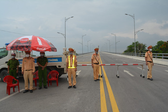 Xét nghiệm tất cả hộ dân TP Hà Tĩnh, Nghệ An lập 5 chốt kiểm dịch - Ảnh 2.