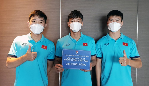 Đội tuyển Việt Nam ủng hộ 300 triệu đồng cho Quỹ vắc xin phòng, chống COVID-19 - Ảnh 1. Đội tuyển Việt Nam ủng hộ 300 triệu đồng cho Quỹ vắc xin phòng, chống COVID-19 - Ảnh 1.