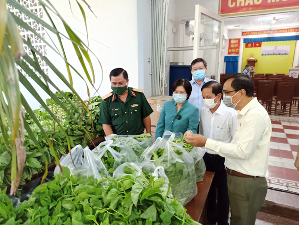 Quân khu 7 tặng rau quả, nhu yếu phẩm tiếp sức quận Phú Nhuận chống dịch - Ảnh 2.