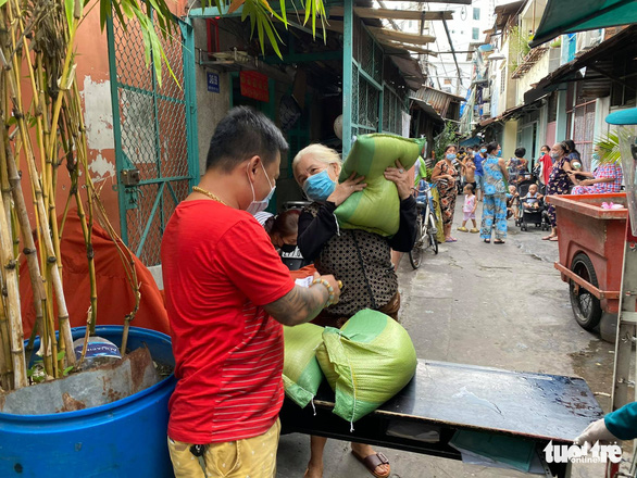 Chàng trai ngày ngày làm cơm gửi vào khu phong tỏa Mả Lạng - Ảnh 5.