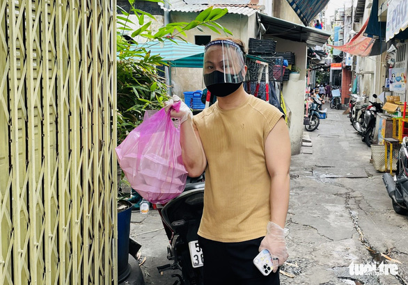 Chàng trai ngày ngày làm cơm gửi vào khu phong tỏa Mả Lạng - Ảnh 2.