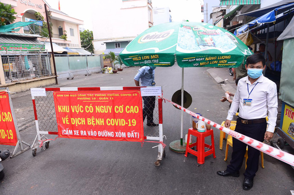 TP.HCM tính cách gỡ phong tỏa nhiều chợ, siêu thị để tránh giá tăng theo dịch - Ảnh 1.