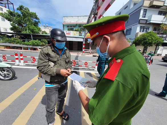 HỎI - ĐÁP về dịch COVID-19: Ra đường có mục đích chính đáng, phải chứng minh cách nào? - Ảnh 1.