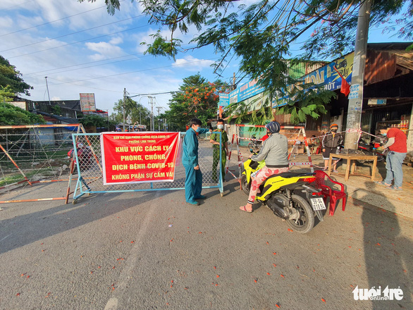 Phong tỏa 3 ngày khu phố 4, phường Tăng Nhơn Phú A với hơn 7.000 dân - Ảnh 1.