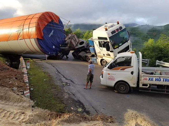 Xe siêu trường chở thiết bị điện gió lật giữa đèo Phượng Hoàng - Ảnh 1.