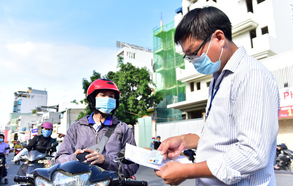 HỎI - ĐÁP về COVID-19: Phải chứng minh trong danh sách điểm bán hàng thiết yếu mới được đi bán hàng? - Ảnh 1.