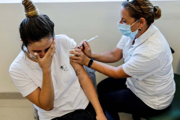Israel tiêm vắc xin liều thứ ba cho người trưởng thành suy giảm hệ miễn dịch - Ảnh 2.