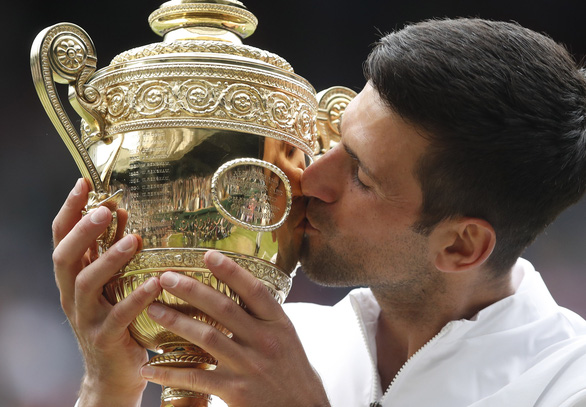Vô địch Wimbledon, Djokovic đuổi kịp kỷ lục của Federer và Nadal - Ảnh 1.