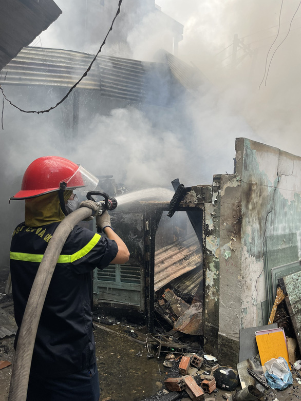 TP.HCM: Cháy nhà dưới cầu Chánh Hưng, phát ra nhiều tiếng nổ - Ảnh 3.