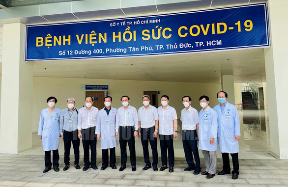 Bí thư Nguyễn Văn Nên kiểm tra Bệnh viện Hồi sức COVID-19 trước giờ hoạt động - Ảnh 1.