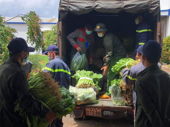 Nhóm bạn trẻ Việt Hiphop ủng hộ 3 tấn rau củ cho người dân khó khăn ở TP.HCM - Ảnh 2.