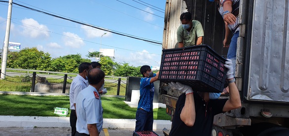 Tài xế có xét nghiệm COVID-19 âm tính được chở hàng vào Cần Thơ - Ảnh 1. Tài xế có xét nghiệm COVID-19 âm tính được chở hàng vào Cần Thơ - Ảnh 1.