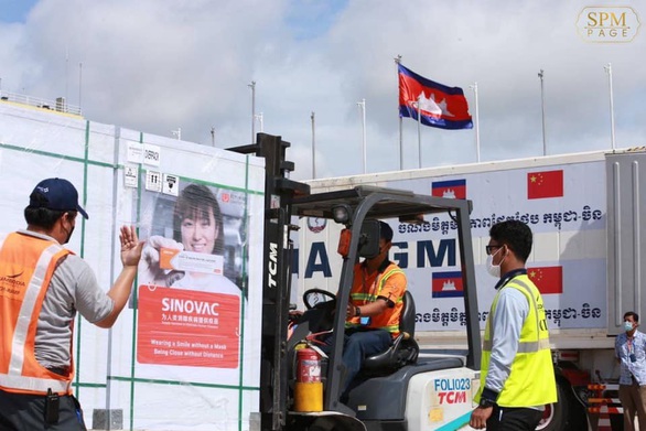 Campuchia tiêm vắc xin cho học sinh trước khi mở cửa trường học - Ảnh 1. Campuchia tiêm vắc xin cho học sinh trước khi mở cửa trường học - Ảnh 1.