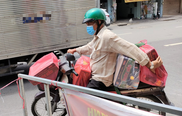 Nhiều quà tặng hỗ trợ các khu dân cư bị phong tỏa, người lao động khó khăn - Ảnh 2. Nhiều quà tặng hỗ trợ các khu dân cư bị phong tỏa, người lao động khó khăn - Ảnh 2.