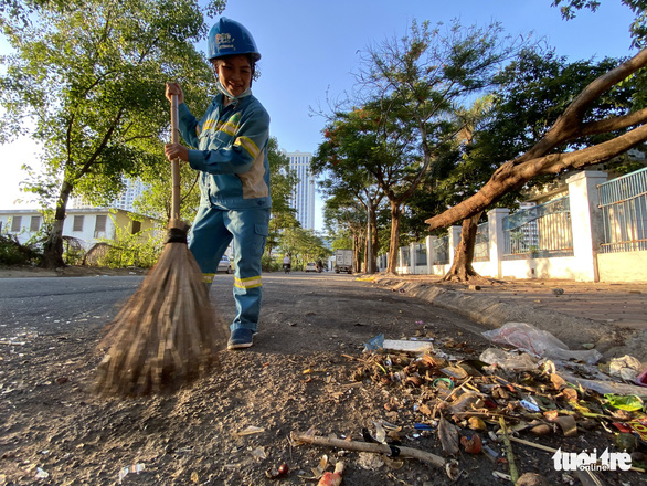 Niềm vui của công nhân môi trường được trả nợ lương - Ảnh 2. Niềm vui của công nhân môi trường được trả nợ lương - Ảnh 2.