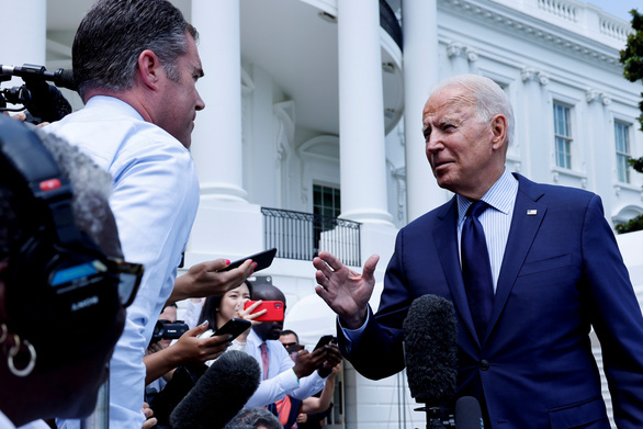 Facebook bác chỉ trích giết người của Tổng thống Biden giữa đại dịch - Ảnh 1.