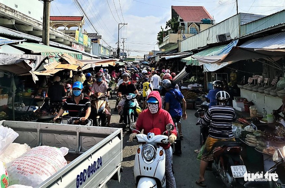 Dân mua hàng tăng đột biến trước giờ giãn cách, chủ tịch Cà Mau kêu gọi bình tĩnh - Ảnh 1.