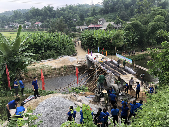 Đồng loạt trồng cây, xây cầu trong ngày cao điểm tình nguyện - Ảnh 1.