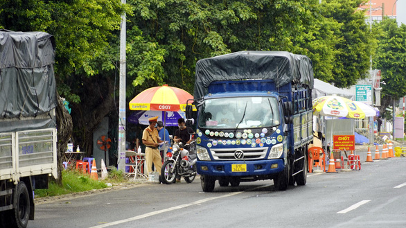 Vũng Tàu không cho đi làm bằng xe 2 bánh hay đi bộ, shipper phải có giấy xét nghiệm - Ảnh 1.