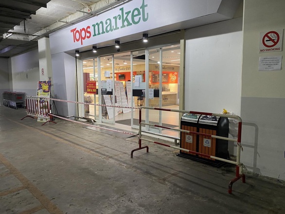Siêu thị sầm uất Tops Market Thảo Điền bất ngờ bị giăng dây - Ảnh 1. Siêu thị sầm uất Tops Market Thảo Điền bất ngờ bị giăng dây - Ảnh 1.