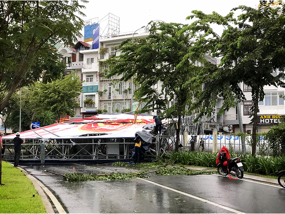 TP.HCM: Mưa dông gió giật mạnh cây xanh, bảng hiệu gãy khắp nơi - Ảnh 2.