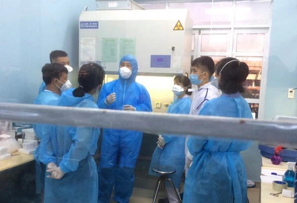 ‘Có 4-5 làn sóng COVID-19 âm thầm trong cộng đồng ở Phú Yên’ - Ảnh 2. ‘Có 4-5 làn sóng COVID-19 âm thầm trong cộng đồng ở Phú Yên’ - Ảnh 2.