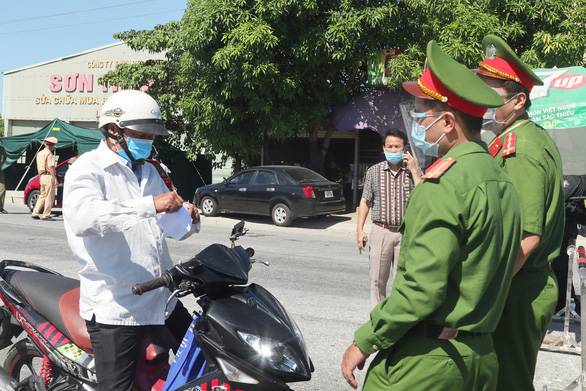 Nghệ An gỡ phong tỏa TP Vinh, chuyển sang giãn cách xã hội theo chỉ thị 15 - Ảnh 1.