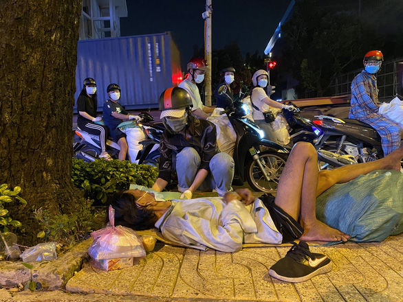 Hoa hậu Trần Tiểu Vy đi xe máy trao 3 tấn gạo cho người nghèo, người vô gia cư tại TP.HCM - Ảnh 3.