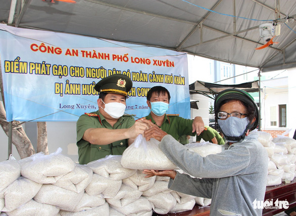 Giám đốc Công an An Giang vận động 36 tấn gạo tặng hộ nghèo trong dịch COVID-19 - Ảnh 2.