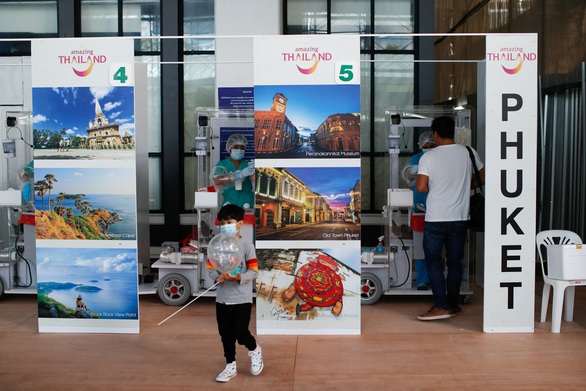 Phuket mở cửa, hàng trăm du khách đến ngay ngày đầu tiên - Ảnh 4. Phuket mở cửa, hàng trăm du khách đến ngay ngày đầu tiên - Ảnh 4.