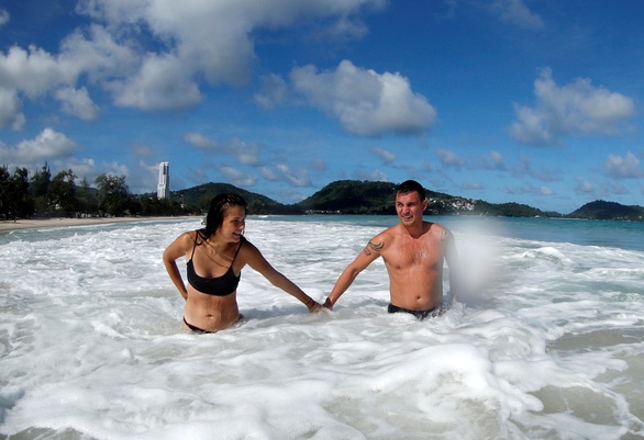 Thái Lan đặt cược với Phuket - Ảnh 1. tam bien o phuket 16251974032471355187147 Choáng với hang động hàng nghìn năm tuổi được điêu khắc vào vách núi