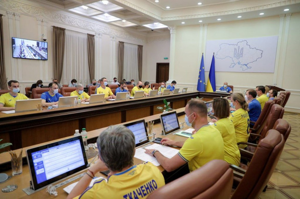 Thủ tướng Ukraine và các bộ trưởng cùng mặc áo đội tuyển đi họp nội các - Ảnh 1.