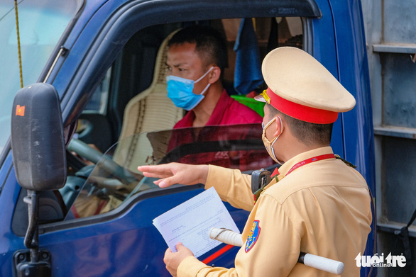 Nhiều tài xế phải quay đầu vì không có giấy xét nghiệm tại chốt kiểm soát vào Hà Nội - Ảnh 5.