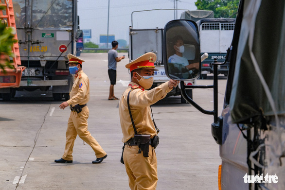 Nhiều tài xế phải quay đầu vì không có giấy xét nghiệm tại chốt kiểm soát vào Hà Nội - Ảnh 2.