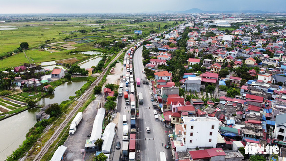 Hơn 800 công nhân công ty may tại Hải Dương xin nghỉ hoặc đến muộn vì tắc đường - Ảnh 1.