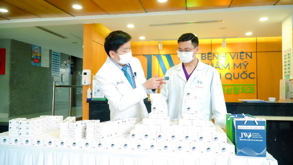 Bệnh viện JW tiếp sức chống dịch với hàng trăm thiết bị y tế - Ảnh 2.
